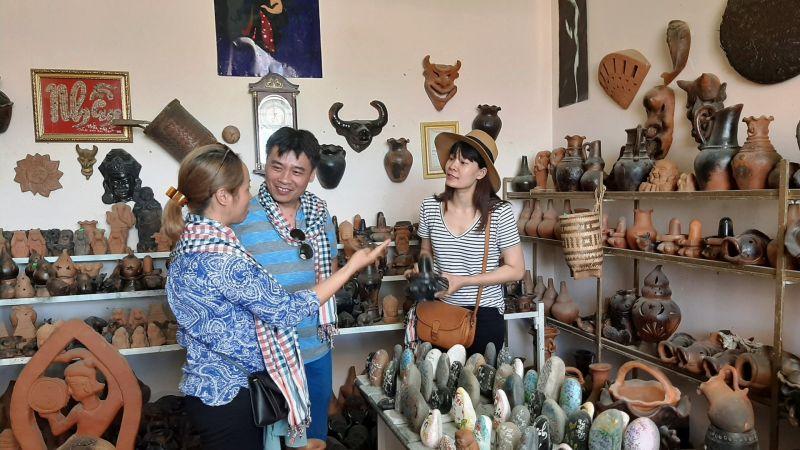 Nghệ nhân Chăm tại làng gốm Bàu Trúc đang làm gốm thủ công, một nét văn hóa đặc sắc trong tour Ninh Thuận.